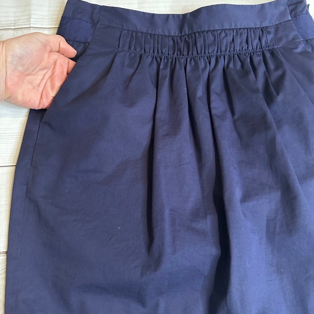Banana Republic skirt, size 2, navy, fashion, stylish, versatile, office wear - Picture 6 of 9